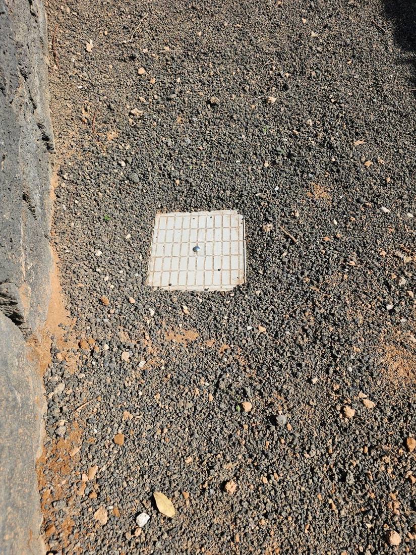 Sunken, flush lid